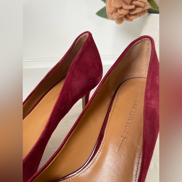 Banana Republic pointed toe suede pump / size 9 / mid height heel - Picture 2 of 5